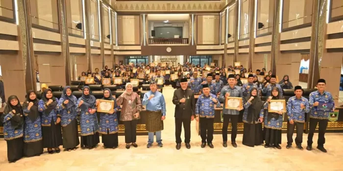 hardiknas-2026,-gubernur-mahyeldi-anugerahkan-penghargaan-kepada-109-guru-dan-tenaga-kependidikan-sumbar