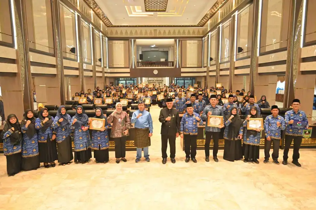 hardiknas-2026,-gubernur-mahyeldi-anugerahkan-penghargaan-kepada-109-guru-dan-tenaga-kependidikan-sumbar