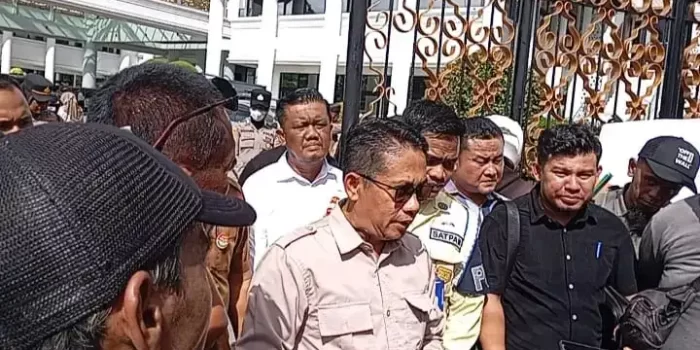 konfederasi-serikat-pekerja-seluruh-indonesia-sumatera-barat-unjuk-rasa,-tuntut-kenaikan-upah