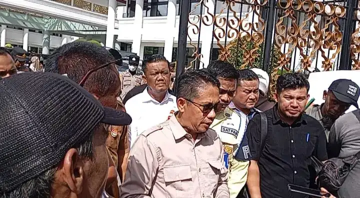 konfederasi-serikat-pekerja-seluruh-indonesia-sumatera-barat-unjuk-rasa,-tuntut-kenaikan-upah