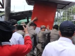 satpol-pp-padang-tertibkan-bangunan-liar-di-jalan-teuku-umar