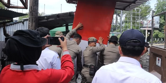 satpol-pp-padang-tertibkan-bangunan-liar-di-jalan-teuku-umar