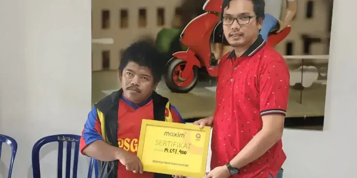 maxim-salurkan-santunan-pengobatan-untuk-mitra-pengemudi-padang