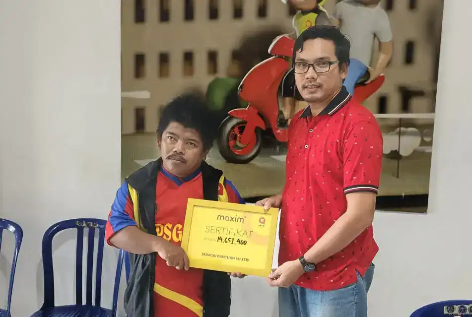 maxim-salurkan-santunan-pengobatan-untuk-mitra-pengemudi-padang