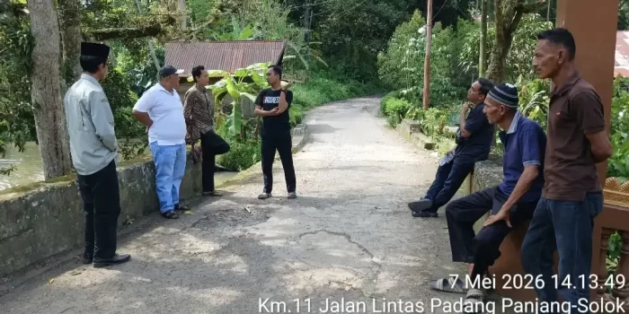 yonnarlis-tinjau-jalan-rusak-di-nagari-pitalah-batipuh