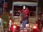 satpol-pp-padang-tertibkan-kafe-karaoke-langgar-jam-operasional