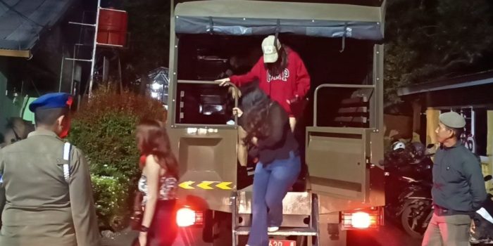 satpol-pp-padang-tertibkan-kafe-karaoke-langgar-jam-operasional