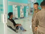 satpol-pp-padang-evakuasi-pria-mengamuk-ke-rsj-saanin