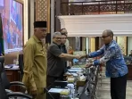 paripurna-penyampaian-pandangan-fraksi-dprd-sumbar-terhadap-ranperda-penyelenggaraan-jalan paripurna-penyampaian-pandangan-fraksi-dprd-sumbar-terhadap-ranperda-penyelenggaraan-jalan