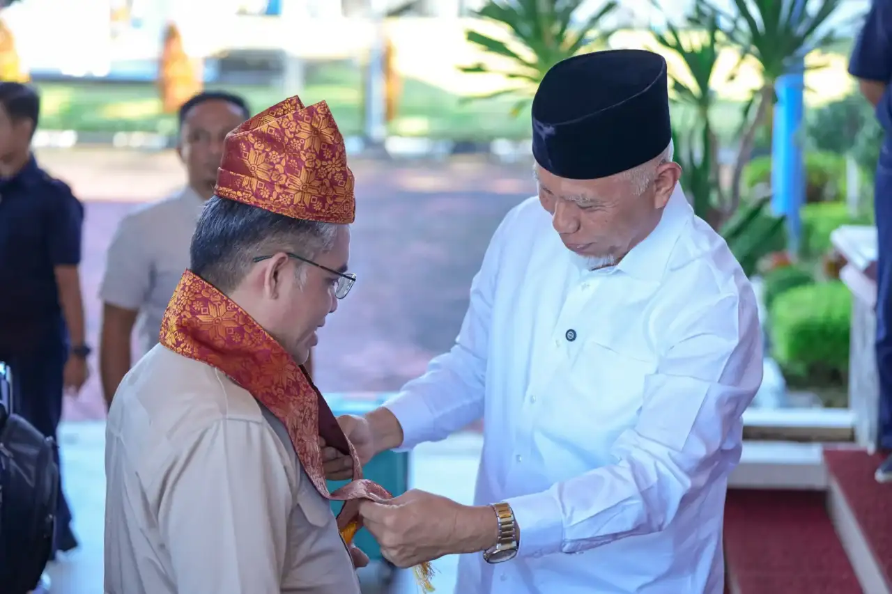 gubernur-mahyeldi-sambut-kedatangan-menaker-ri-di-bim
