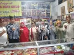 istri-menteri-tenaga-kerja-terkagum-kagum-dengan-tingkuluak-dan-deta-produksi-permata-hati