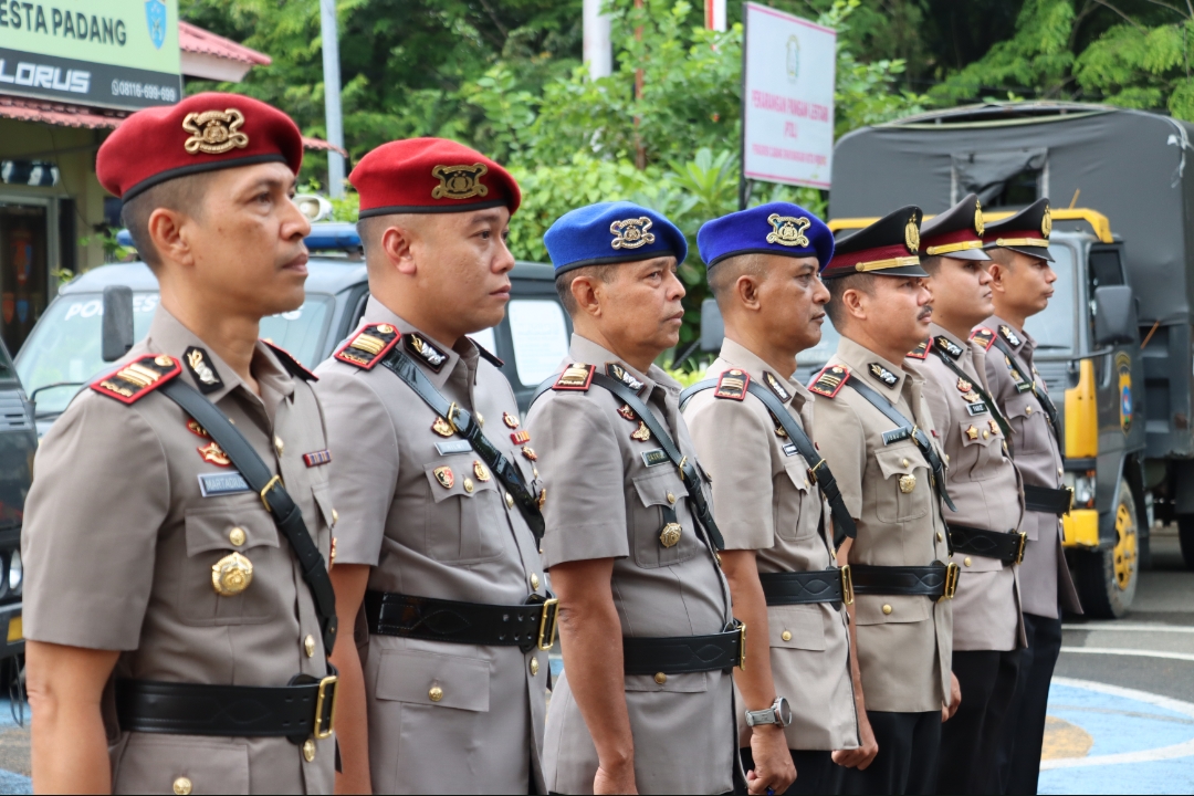 kapolresta-padang-pimpin-sertijab-sejumlah-pejabat-utama kapolresta-padang-pimpin-sertijab-sejumlah-pejabat-utama