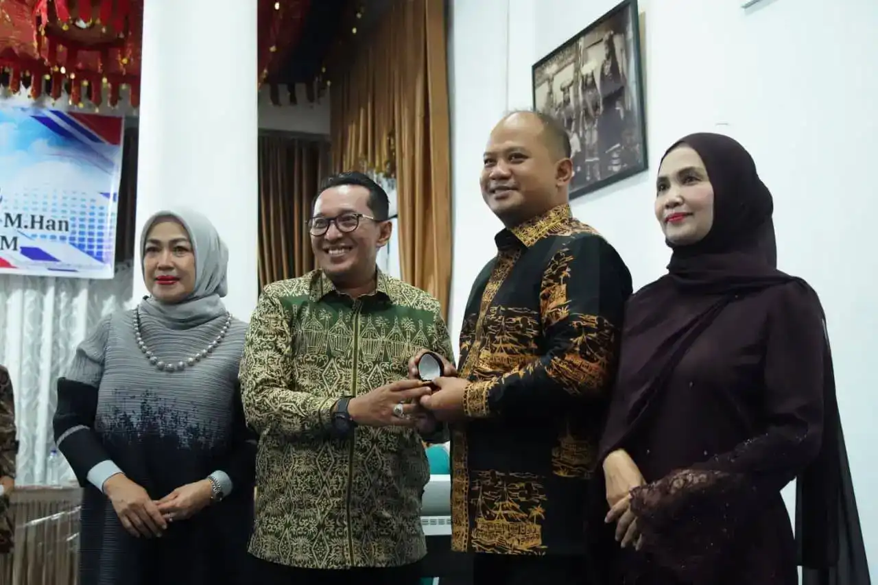 bupati-tanah-datar-lepas-haru-promosi-dandim-agus-priyo bupati-tanah-datar-lepas-haru-promosi-dandim-agus-priyo