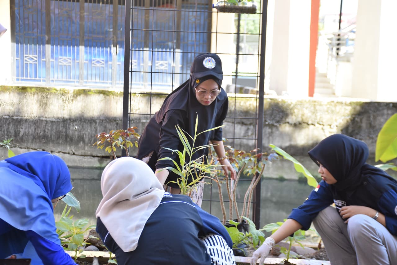 dukung-sdgs-dan-ui-greenmetric,-fpp-unp-hijaukan-kampus-lewat-tanam-tanaman-produktif dukung-sdgs-dan-ui-greenmetric,-fpp-unp-hijaukan-kampus-lewat-tanam-tanaman-produktif