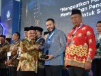 terbaik-validitas-data-pendidikan-wako-fadly-amran-terima-penghargaan-dari-kemendikdasmen