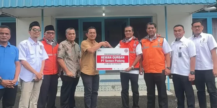 wujud-kepedulian-sosial,-pt-semen-padang-bagikan-36-ekor-sapi-kurban-tahun-2026