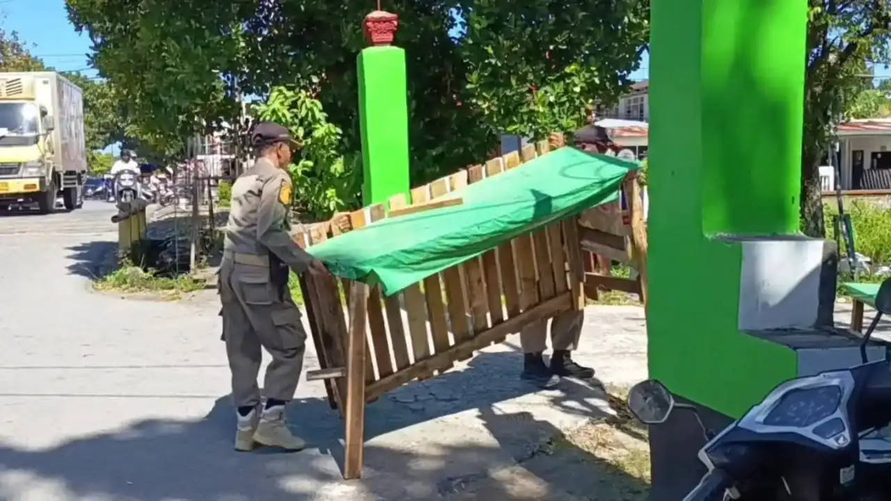 satpol-pp-kota-padang-tertibkan-lapak-pedagang-di-fasilitas-umum satpol-pp-kota-padang-tertibkan-lapak-pedagang-di-fasilitas-umum