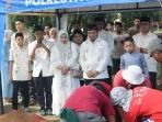 kapolresta-padang-resmi-sembelih-30-hewan-kurban,-500-warga-terima-daging