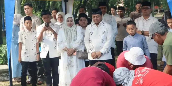 kapolresta-padang-resmi-sembelih-30-hewan-kurban,-500-warga-terima-daging