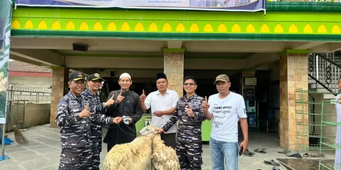 koderal-i-belawan-laksamana-muda-deny-septiana-kurban-6-ekor-kambing-di-desa-limau-manis-dan-desa-medan-sinembah