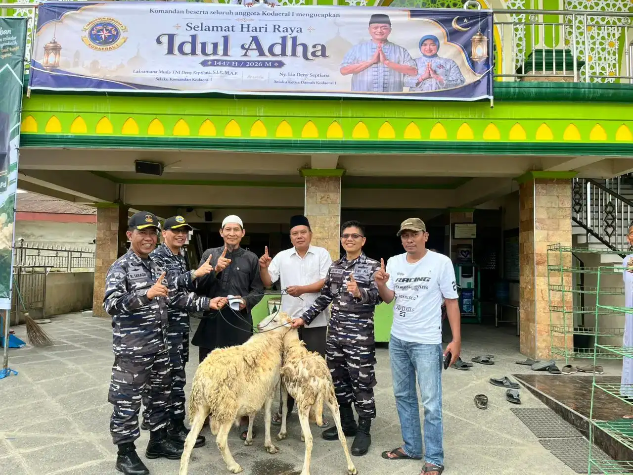 koderal-i-belawan-laksamana-muda-deny-septiana-kurban-6-ekor-kambing-di-desa-limau-manis-dan-desa-medan-sinembah koderal-i-belawan-laksamana-muda-deny-septiana-kurban-6-ekor-kambing-di-desa-limau-manis-dan-desa-medan-sinembah