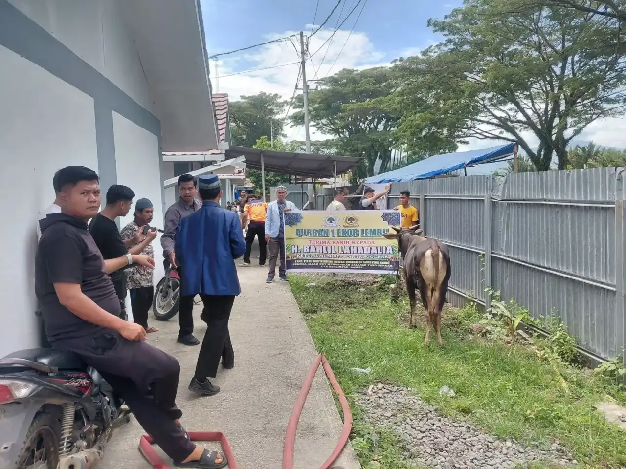 warga-huntara-lubuk-buaya-terima-bantuan-tiga-ekor-sapi-kurban warga-huntara-lubuk-buaya-terima-bantuan-tiga-ekor-sapi-kurban