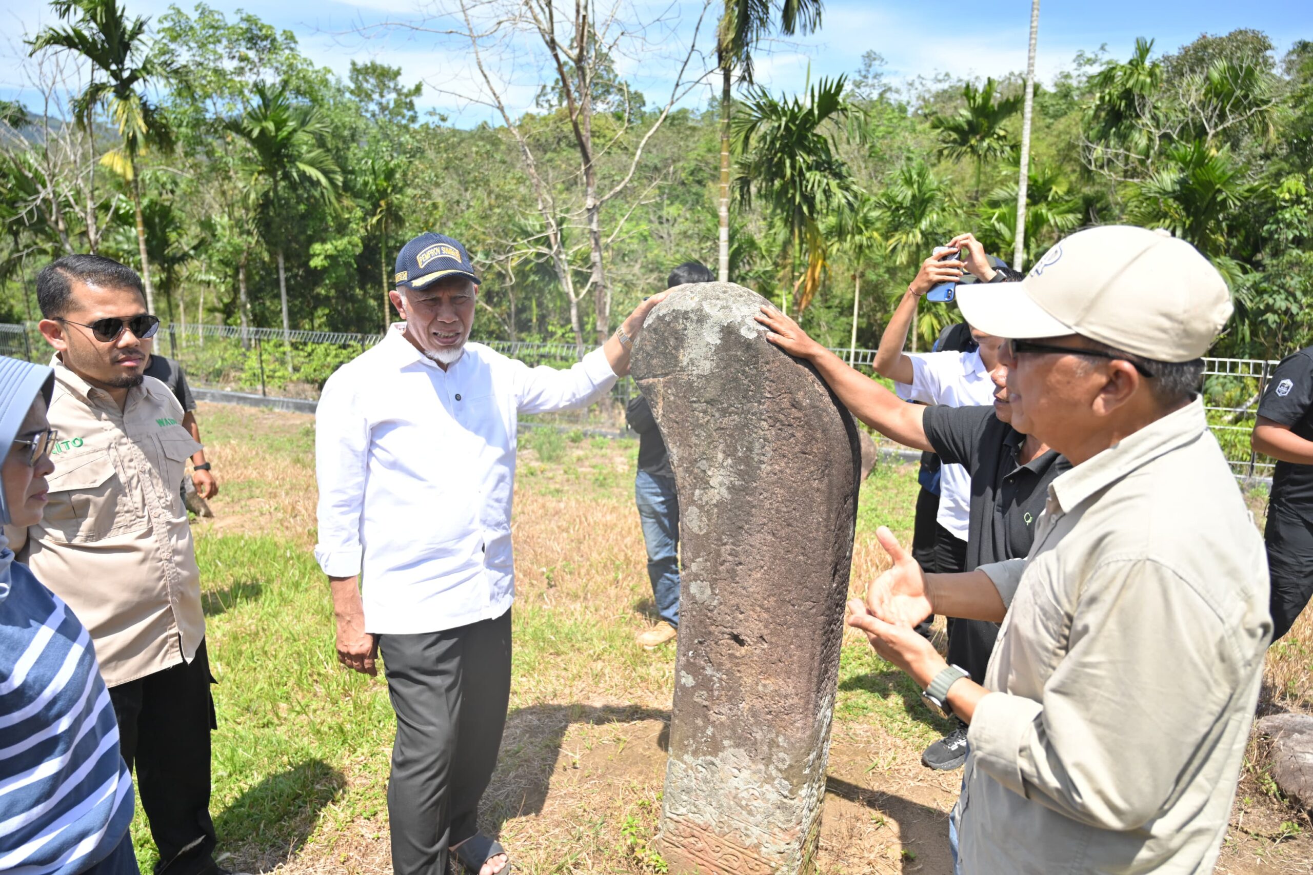 tinjau-situs-menhir-maek,-gubernur-mahyeldi:-bukti-peradaban-tua-minangkabau tinjau-situs-menhir-maek,-gubernur-mahyeldi:-bukti-peradaban-tua-minangkabau
