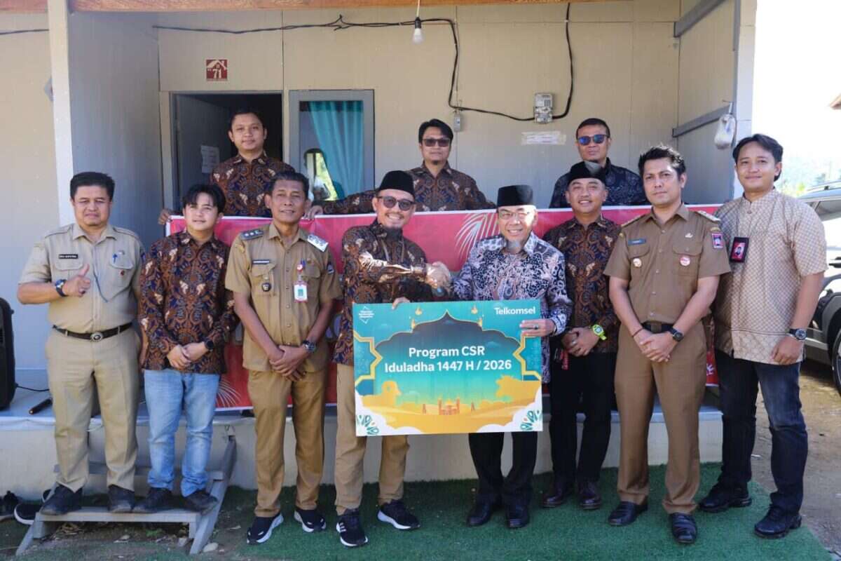 Penyerahan 1 Ekor Sapi Program Corporate Social Responsibility (CSR) Idul Adha 1447 Hijriah dari Telkomsel di Huntara Kecamatan Pauh, Kota Padang, Selasa (26/5/2026). Foto : Istimewa Penyerahan 1 Ekor Sapi Program Corporate Social Responsibility (CSR) Idul Adha 1447 Hijriah dari Telkomsel di Huntara Kecamatan Pauh, Kota Padang, Selasa (26/5/2026). Foto : Istimewa