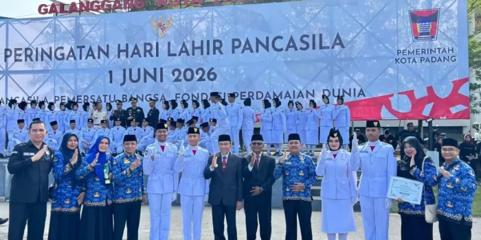empat-siswa-man-2-padang-jadi-pengibar-bendera-di-hari-lahir-pancasila-kota-padang