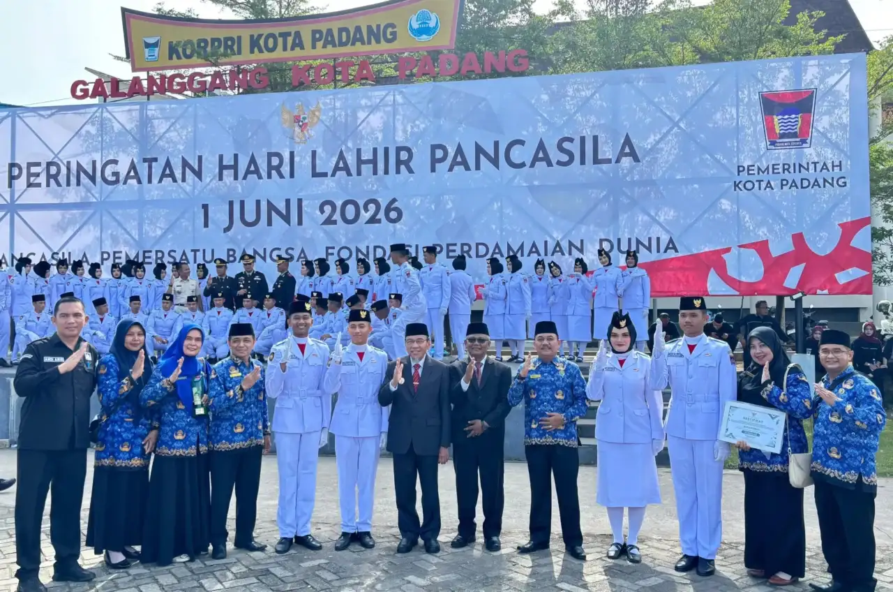 empat-siswa-man-2-padang-jadi-pengibar-bendera-di-hari-lahir-pancasila-kota-padang