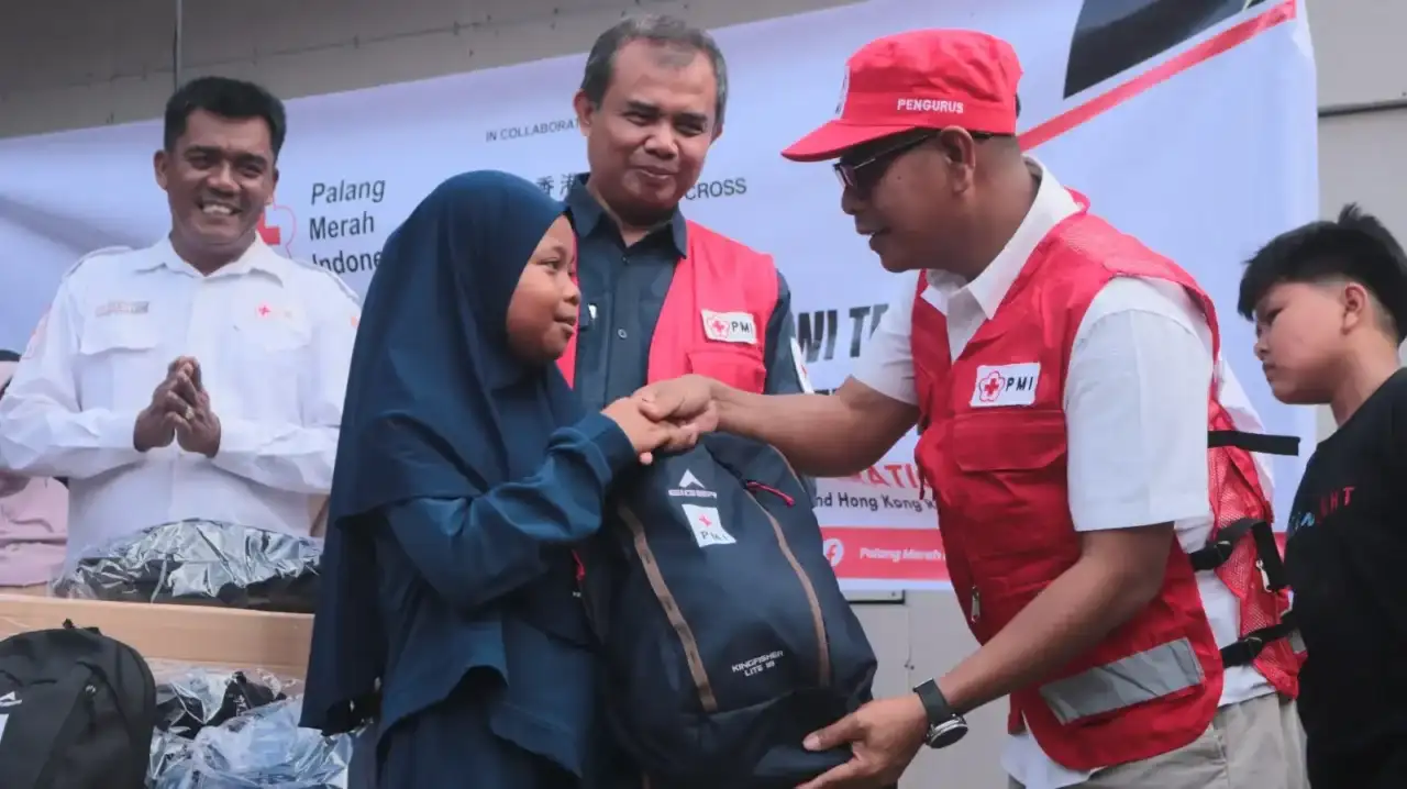 pmi-sumbar-salurkan-1.500-paket-school-kit-untuk-anak-anak-terdampak-bencana-di-agam,-pesisir-selatan-dan-tanah-datar pmi-sumbar-salurkan-1.500-paket-school-kit-untuk-anak-anak-terdampak-bencana-di-agam,-pesisir-selatan-dan-tanah-datar