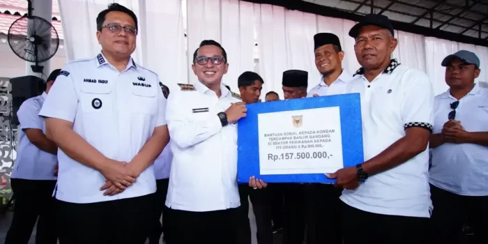 pemkab-tanah-datar-salurkan-bantuan-dana-bagi-korban-bencana-2025