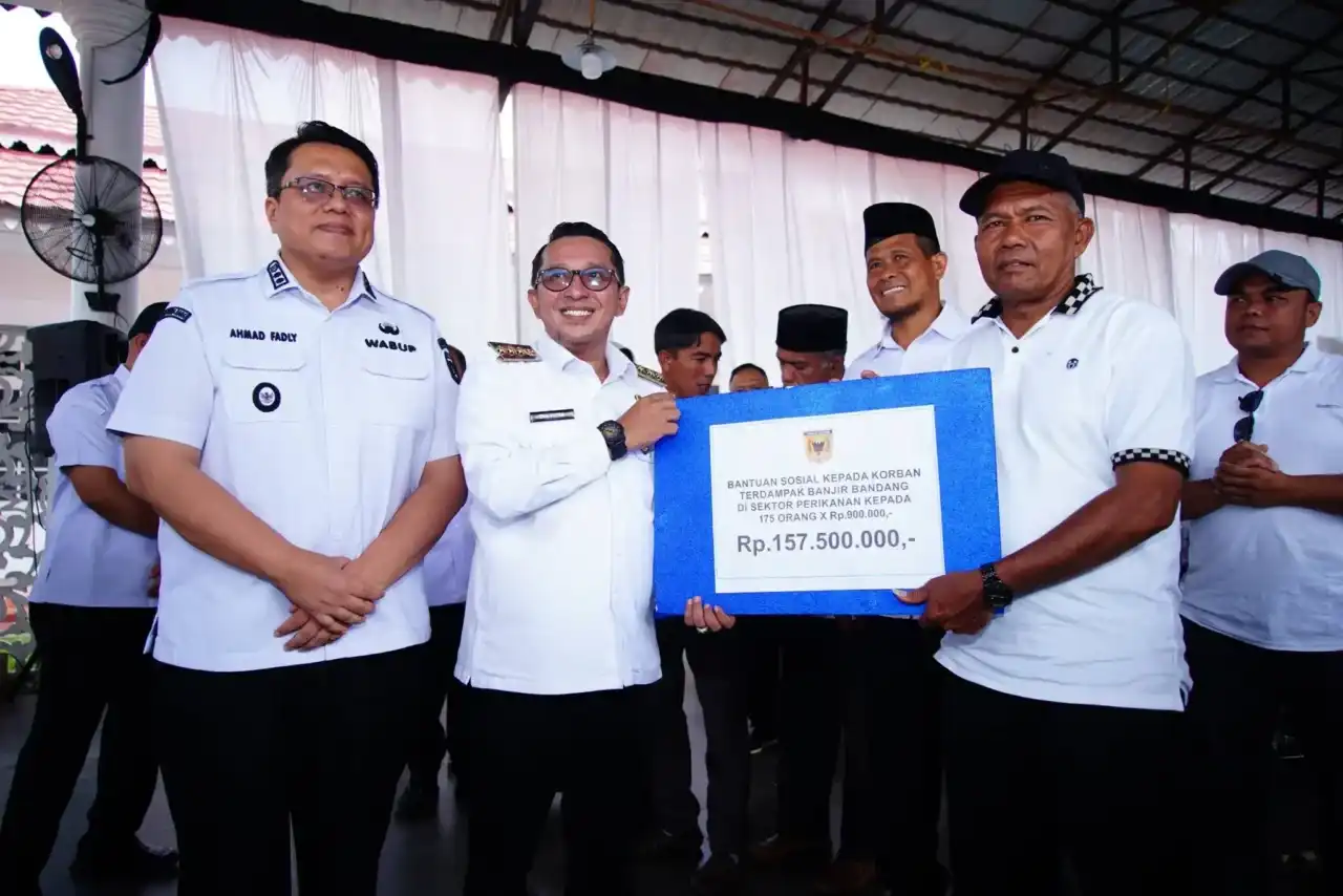 pemkab-tanah-datar-salurkan-bantuan-dana-bagi-korban-bencana-2025
