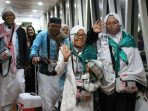 kloter-pertama-jemaah-haji-tiba-di-bandara-minangkabau