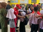 pmi-sumatera-barat-serahkan-500-paket-school-kit-kepada-siswa-sd-di-tanah-datar