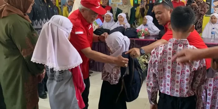 pmi-sumatera-barat-serahkan-500-paket-school-kit-kepada-siswa-sd-di-tanah-datar