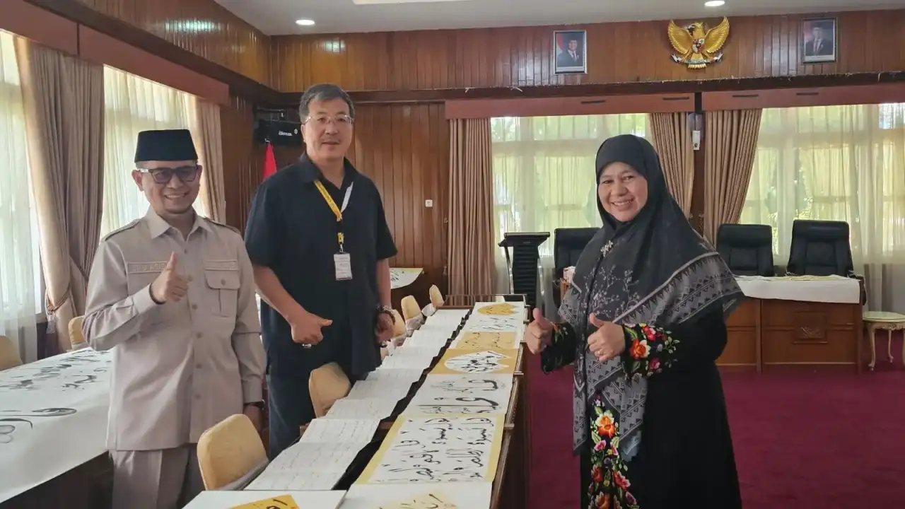 bunda-literasi-sumbar-dan-wawako-bukittinggi-kunjungi-pameran-kaligrafi-100-meter