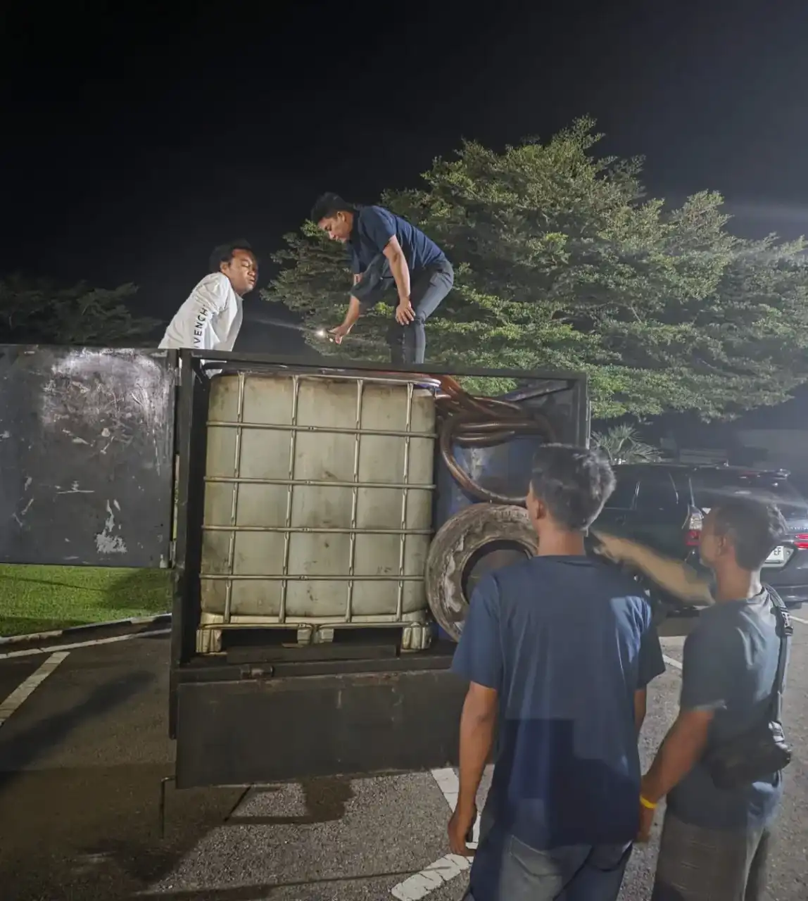 polres-sijunjung-tangkap-tiga-pelaku-penimbunan-bbm-subsidi-ilegal polres-sijunjung-tangkap-tiga-pelaku-penimbunan-bbm-subsidi-ilegal