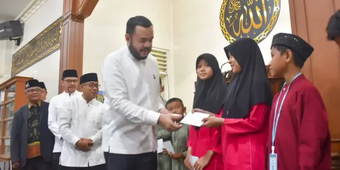 wako-fadly-amran-serahkan-reward-subuh-mubarakah-di-masjid-as-salam-dangau-teduh