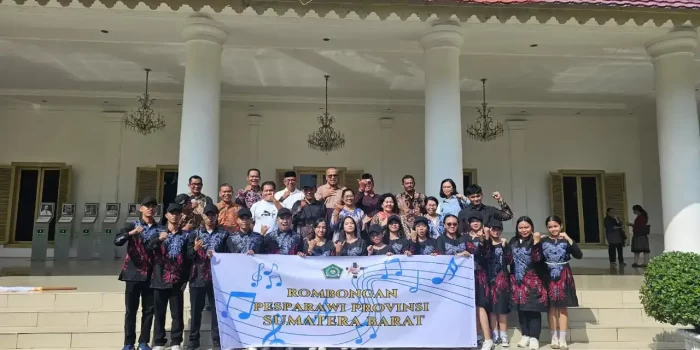 sekdaprov-arry-yuswandi-lepas-keberangkatan-kontingen-sumbar-menuju-pesparawi-nasional-xiv-di-papua