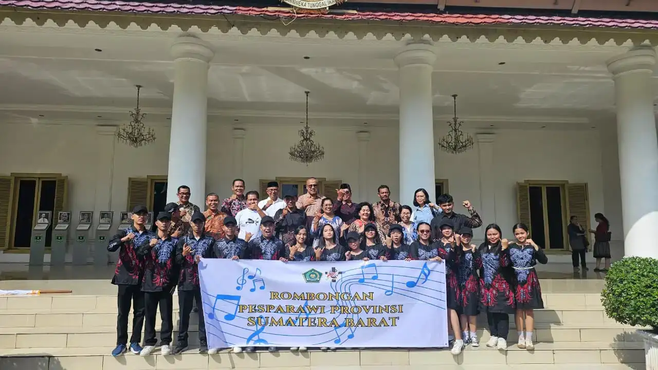 sekdaprov-arry-yuswandi-lepas-keberangkatan-kontingen-sumbar-menuju-pesparawi-nasional-xiv-di-papua sekdaprov-arry-yuswandi-lepas-keberangkatan-kontingen-sumbar-menuju-pesparawi-nasional-xiv-di-papua