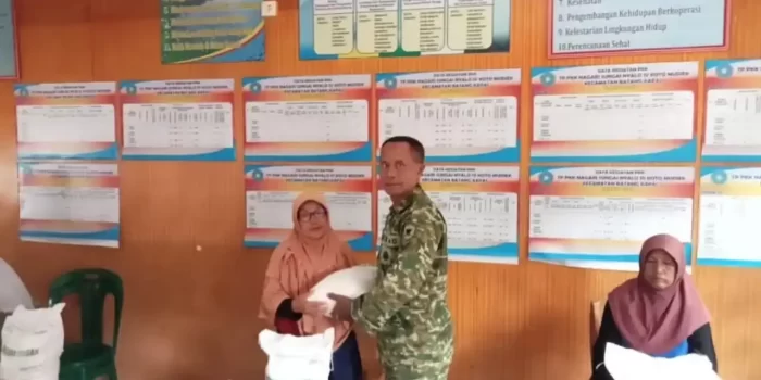 agar-tepat-sasaran-bantuan-kemensos,-babinsa-turun-lakukan-pendampingan-di-batang-kapas