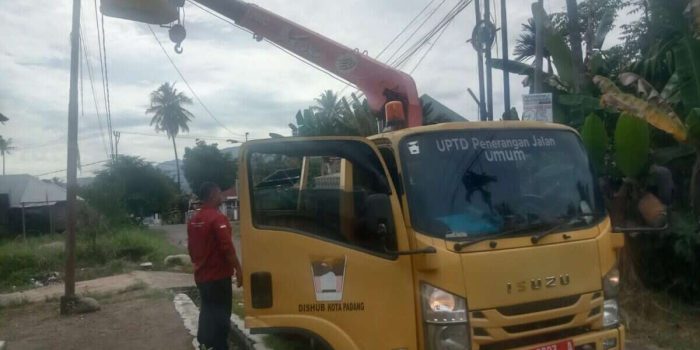 kelurahan-koto-lalang-pasang-lampu-jalan,-dukung-program-smart-surau