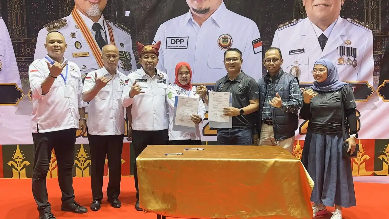 perkuat-ekonomi-perantau,-bank-nagari-teken-kerja-sama-strategis-dengan-ikm-dan-umkm-di-riau perkuat-ekonomi-perantau,-bank-nagari-teken-kerja-sama-strategis-dengan-ikm-dan-umkm-di-riau