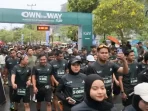 dukung-sport-tourism-dan-umkm,-wali-kota-padang-lepas-ribuan-peserta-kahf-own-the-way-run-2026-di-kota-tua