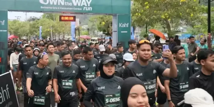 dukung-sport-tourism-dan-umkm,-wali-kota-padang-lepas-ribuan-peserta-kahf-own-the-way-run-2026-di-kota-tua