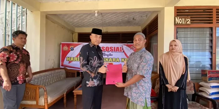 hut-ke-80-bhayangkara,-ditreskrimsus-polda-sumbar-baksos-di-panti-asuhan-dan-masjid