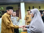 pemko-padang-salurkan-bantuan-sosial-bagi-keluarga-korban-hanyut-pantai