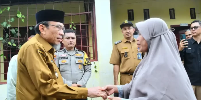 pemko-padang-salurkan-bantuan-sosial-bagi-keluarga-korban-hanyut-pantai