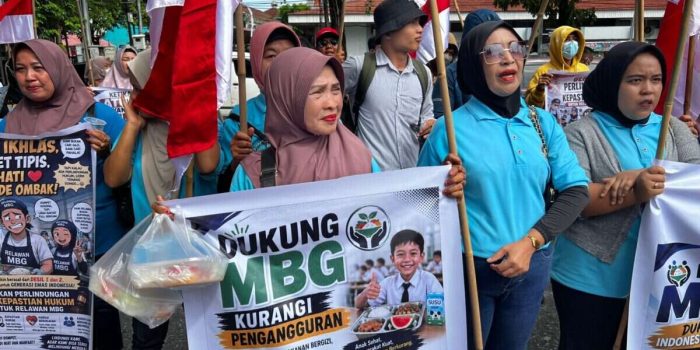 relawan-mbg-sumbar-minta-program-dilanjutkan,-demo-di-dprd-sumbar